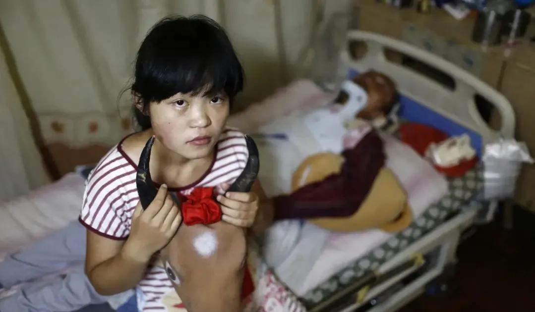 河南15岁女孩街头扮牛让人骑，每次收费5元，背后的故事感动网友