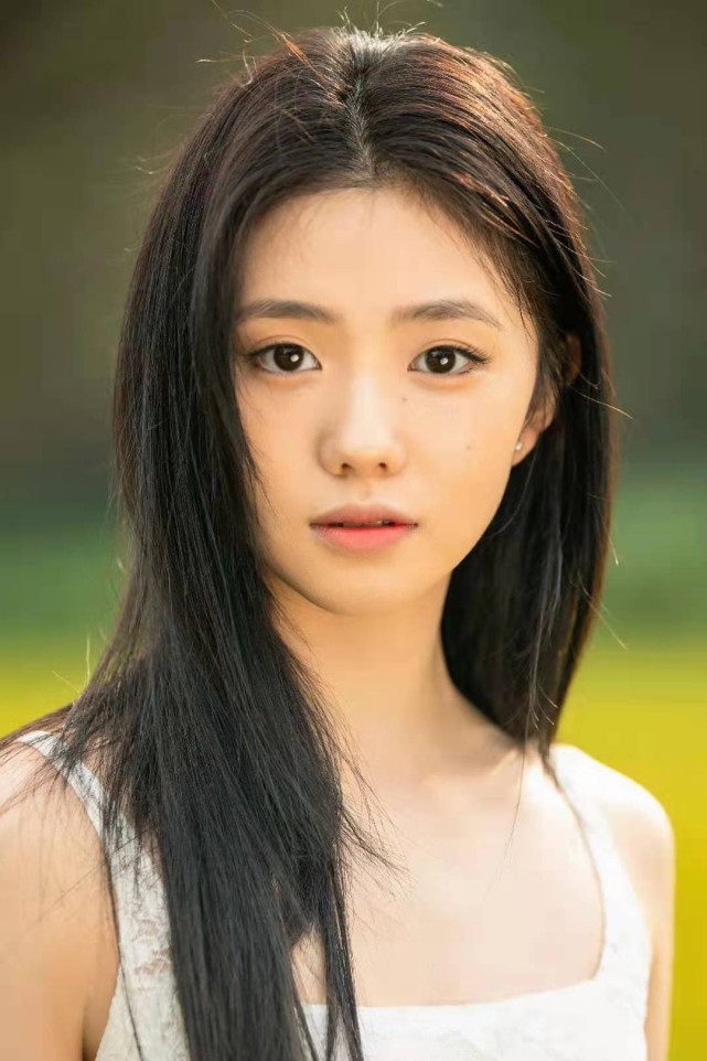 谋女郎的清纯与大气与张艺谋反复横跳的审美