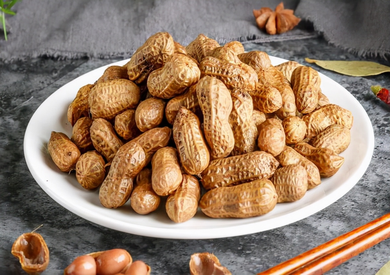 晚上吃苹果容易伤胃？医生建议：到了晚上，这4种食物最好别吃