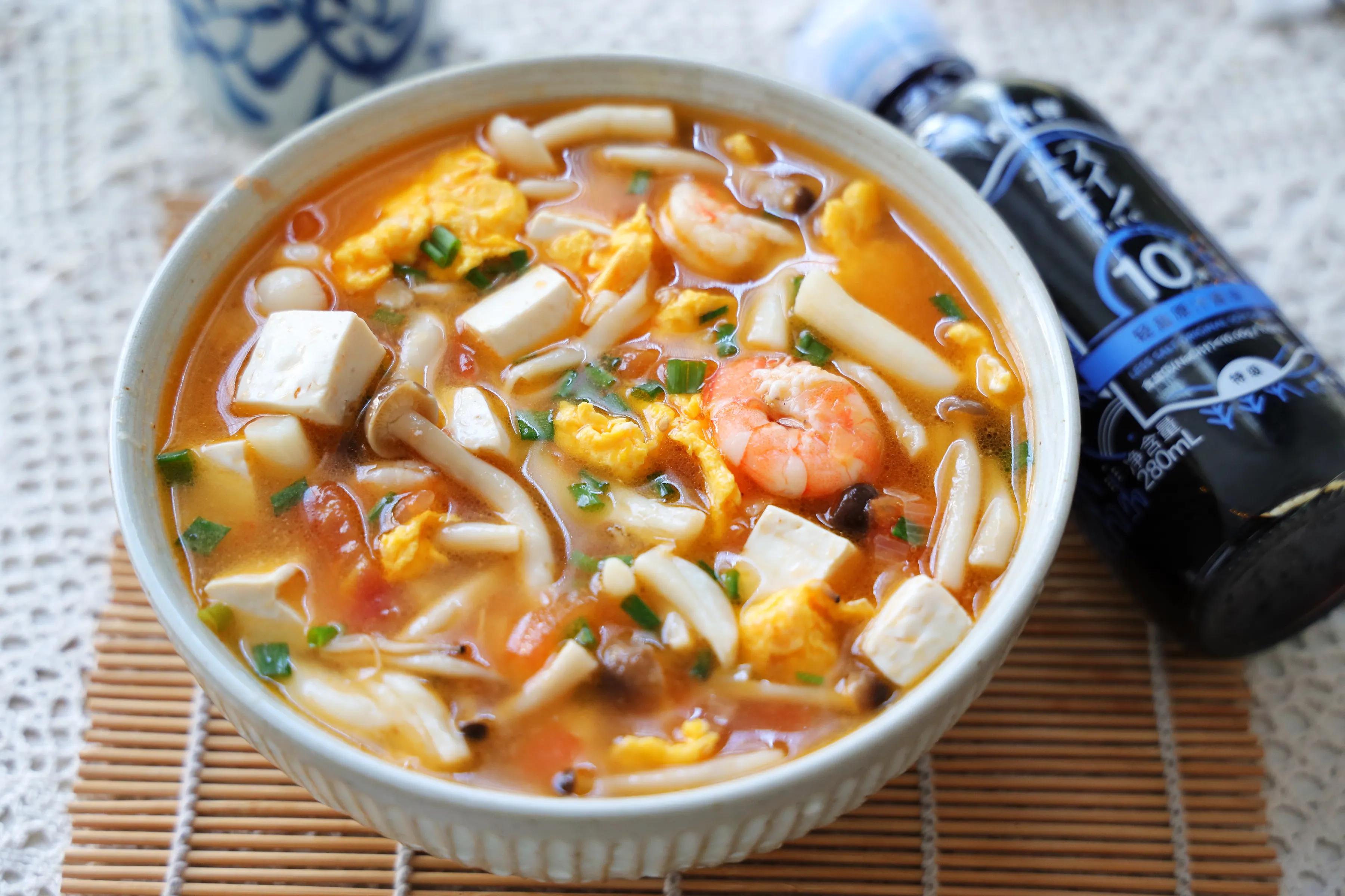 天气凉了，来一碗超鲜美的菌菇汤，全身暖呼呼不怕冷，做法超简单