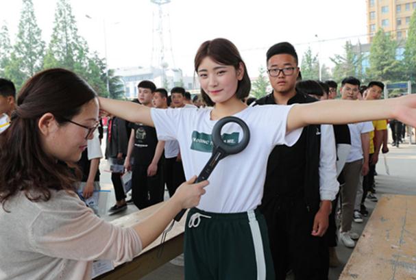 高考结束之前，出题人为啥都“失踪”了？连家人都联系不到