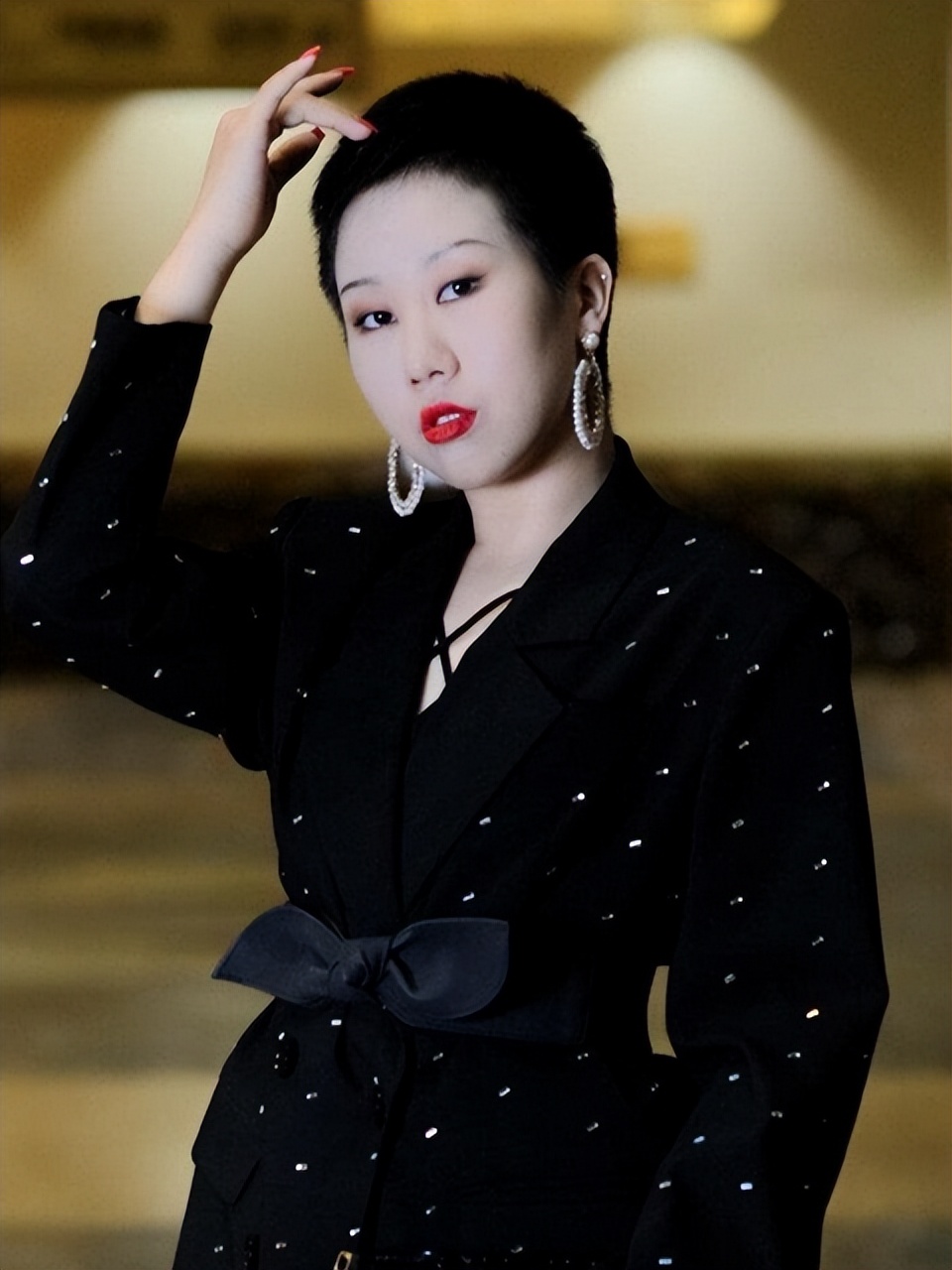 因选秀大火的上官喜爱，9个月无收入倒欠80万，短短一年境遇大变