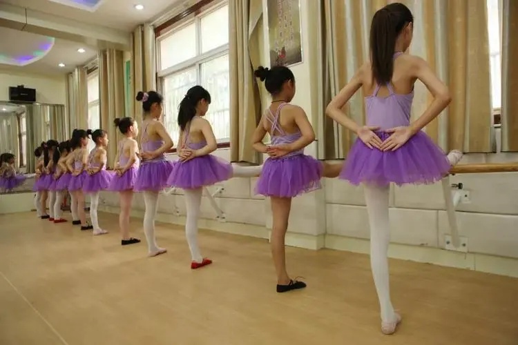 山东女孩李雪珂，24岁年入千万，29岁未婚生仨混血儿：一切靠自己