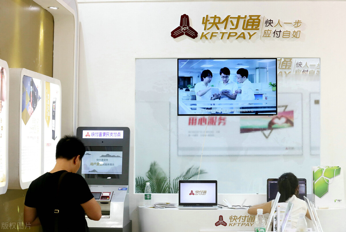 为什么银行工作人员帮你开通手机银行时这么热情？原因是什么？