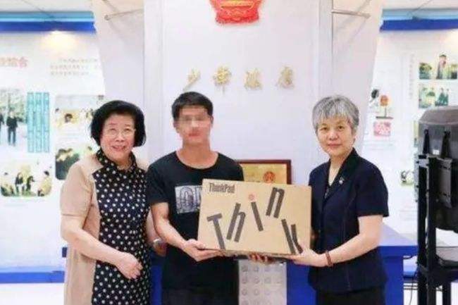 高考状元抢银行10万，被抓时仅花100多元，出狱后再考入211名校