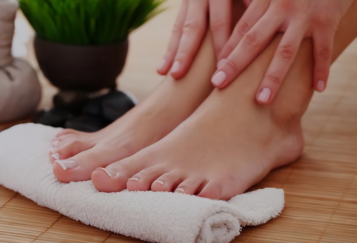 身体好不好，低头看看脚？自查一下，你的脚是否有这4个特征？