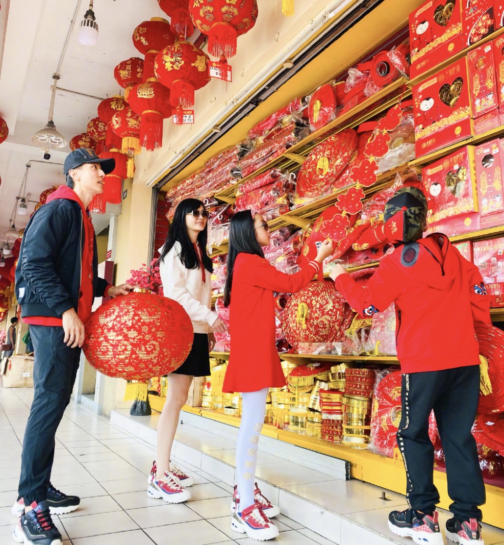 吴尊一家首次在中国过春节，夫妻庆祝相爱26周年，送花送吻超浪漫