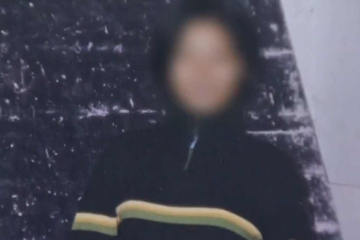 2015年,湖南女大学生当街产子,不料丈夫竟是50岁流浪汉,母亲崩溃