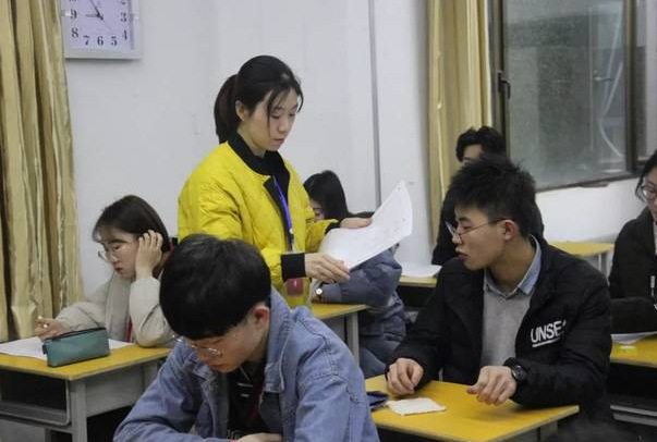 南京一高校女生穿“黑丝短裙”考试，遭质疑后回怼：这是现代女性