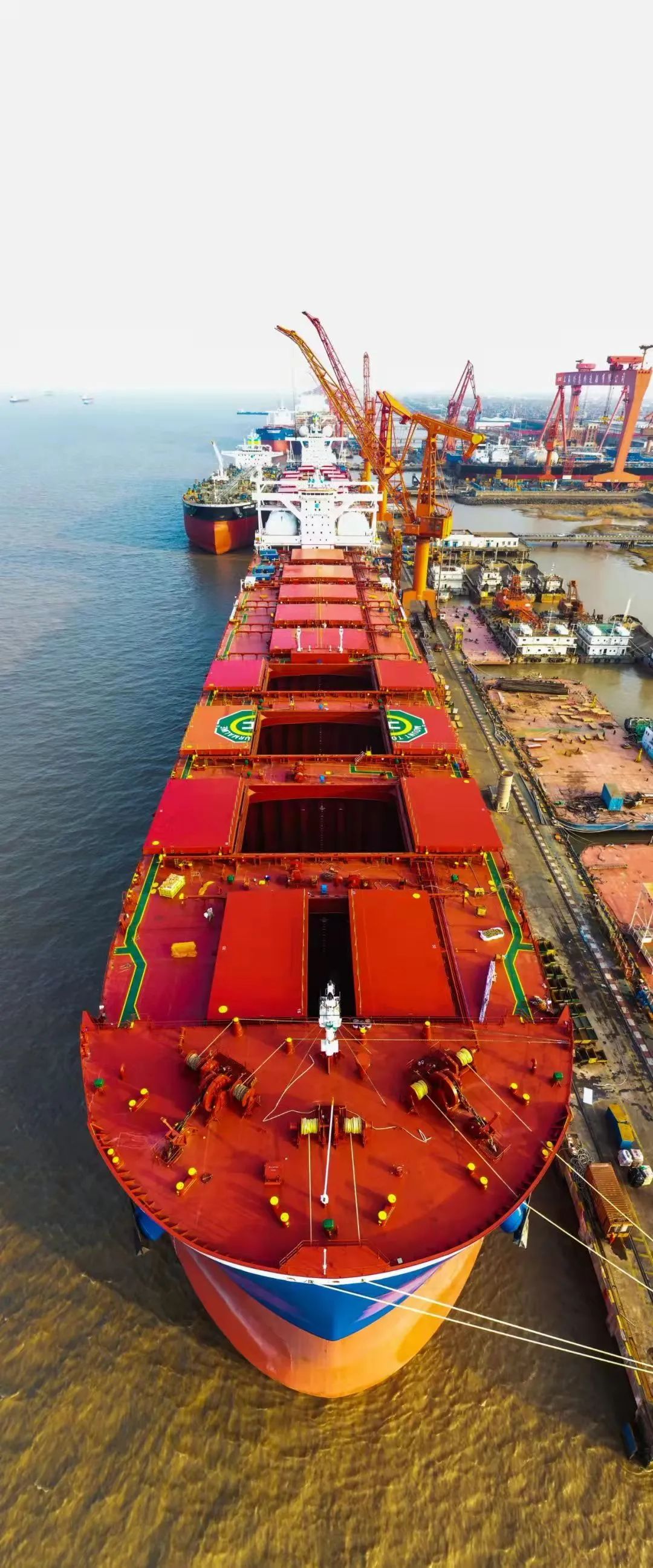 上海外高桥造船交付一艘209000吨lng动力双燃料散货船