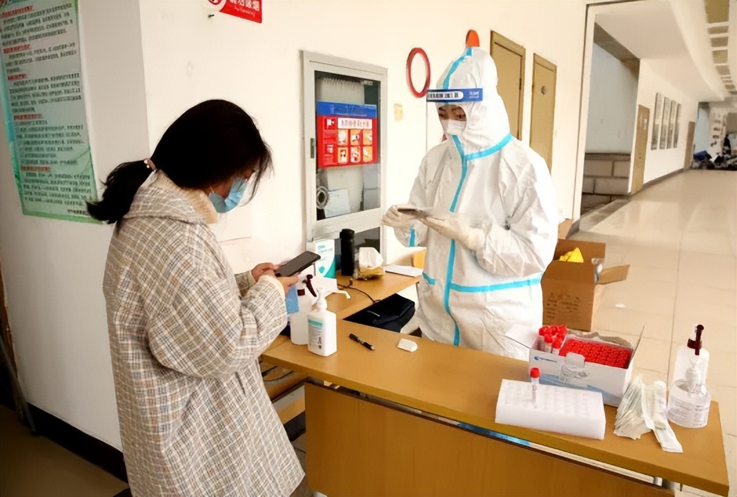 广东教育局最新通知，一大学发生紧急情况，学生连夜做核酸检测