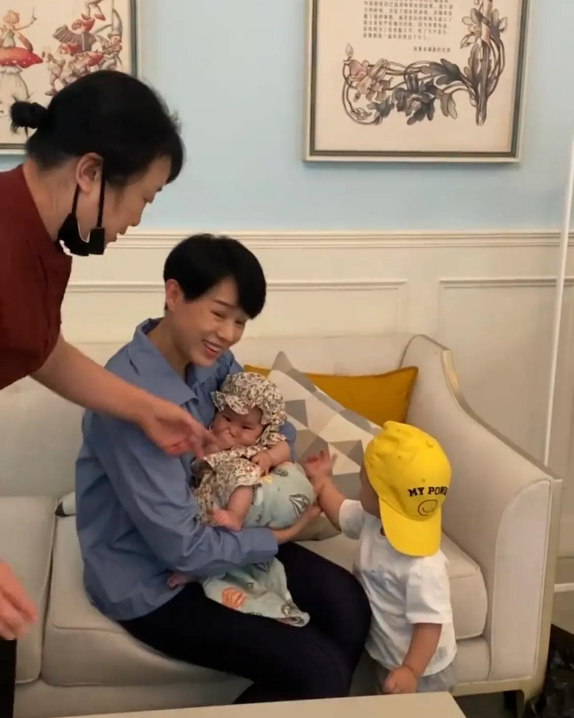 胡杏儿抱小妹妹拍戏，1岁小儿子吃醋“争妈妈”，撒娇模样太可爱