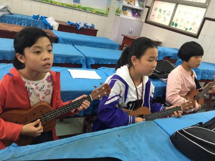 高中生“黑板报”走红，赤壁图画得栩栩如生，临摹得很形象