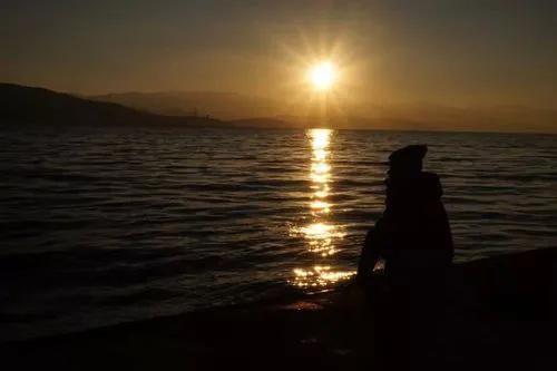 在学校的时候，当你回头看他，他是不是也在看你？