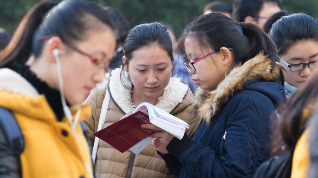 大学生有福了！大部分学生可免试成为公务员，身份还是干部级别