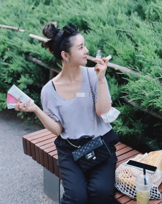 李小萌产后半年瘦一圈！拎6万元包凹造型，领口大敞秀出精致锁骨