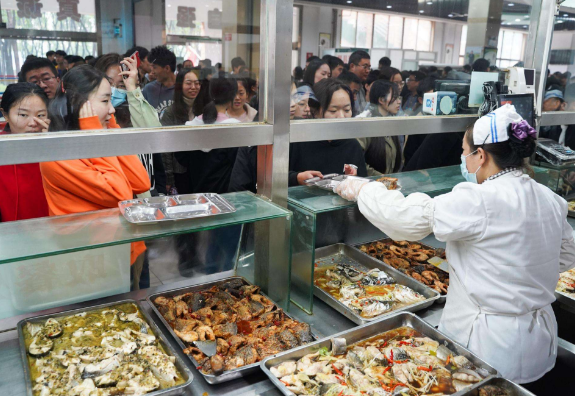 大学食堂WIFI密码火了，能连上都是学霸级别的学生，学渣：我不服