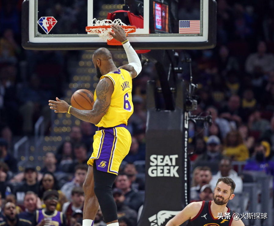 nba球馆有哪些好吃的(亿万富翁老詹自带零食看夏联，球迷：这就是20年来最佳球员的秘诀)