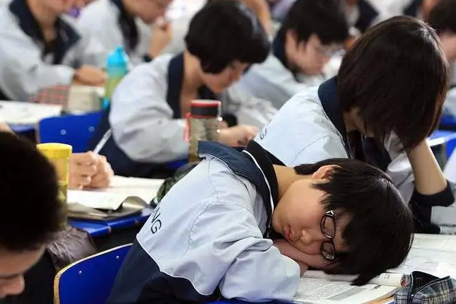 为何初中多是“男女同桌”？班主任老师的小心思，家长了解过吗？