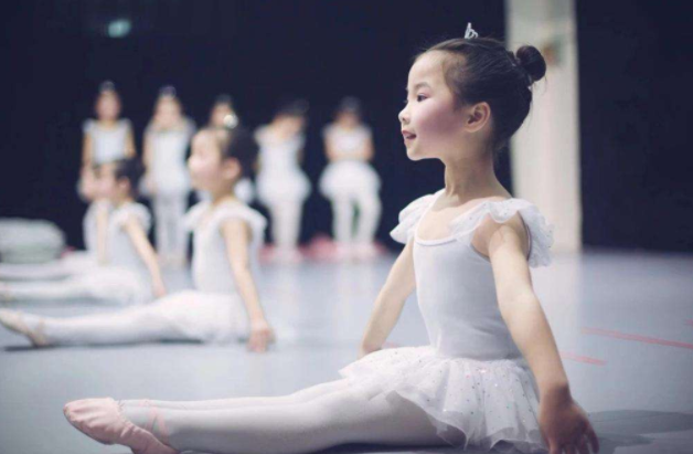 幼儿园里的兴趣班有必要报吗？智慧的家长会略过这3种，纯浪费钱