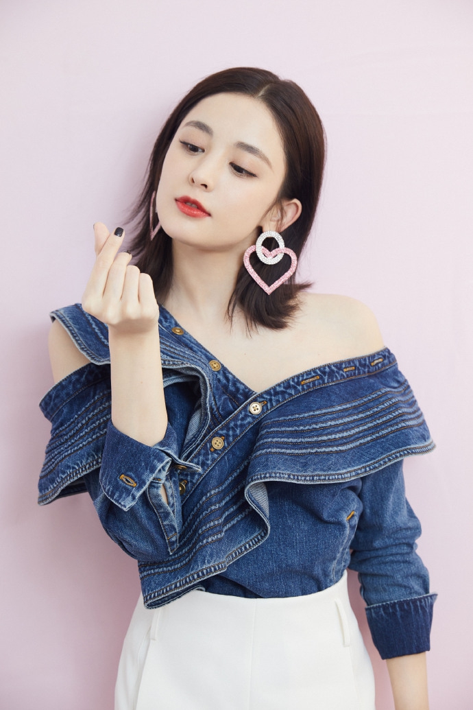 古力娜扎粉色爱心耳环对镜搞怪九连拍甜度满分写真