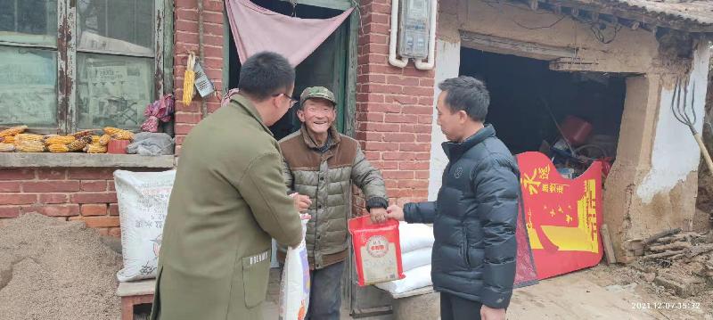 寒冬送暖 温心“企”行 九成宫镇城关村结对帮扶企业走访慰问监测户