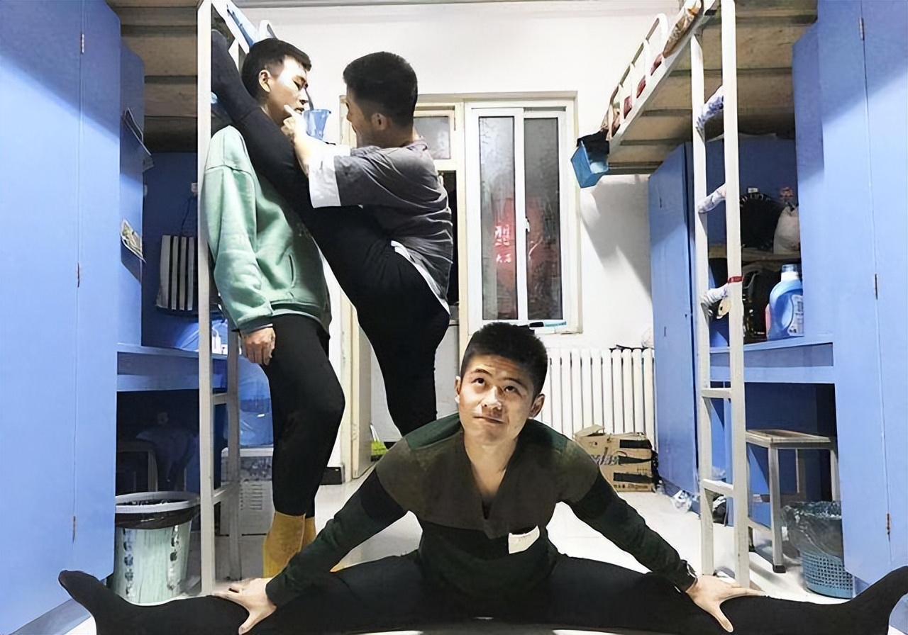 女研究生哭诉“室友关系”冷漠，人与人太疏远，怀念本科生时代