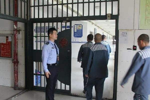 2004年，五旬老汉“易容”，骗财骗色22岁女大学毕业生