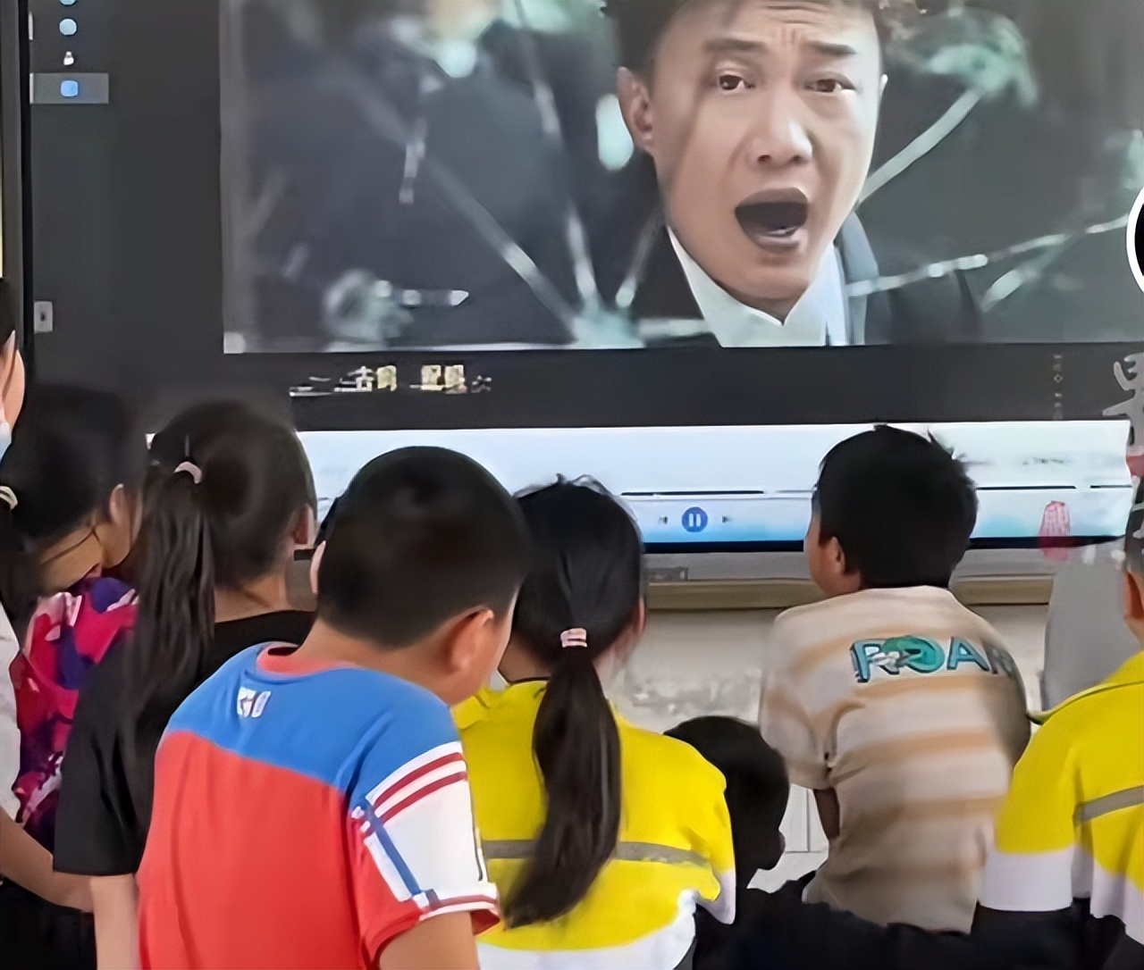 孤勇者成小学生接头暗号，全班汇演20人唱，陈奕迅：我出了儿歌？