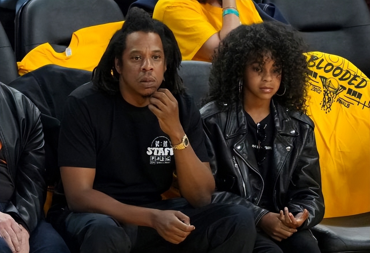 碧昂丝10岁女儿久违露面看NBA，长得快像20岁，不情愿被爸爸亲脸