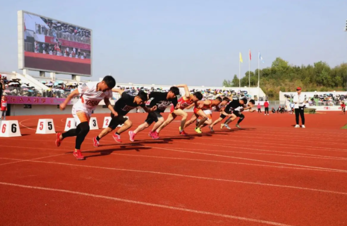 大学生运动会，女生5000米跑累到虚脱，而结局令人感动更值得钦佩