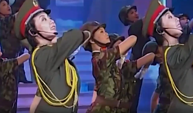 当年在阅兵仪式上“红遍中国”的双胞胎姐妹花，后来怎么样了？