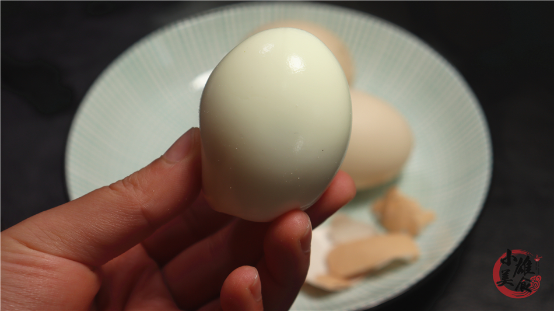 把4个鸡蛋放进保温杯里，几分钟就煮好，方法简单特别适合上班族