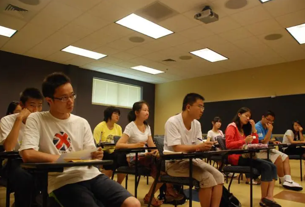 高校老教师打扮尽显雅致，年轻人自愧不如，家长却在线“泼冷水”