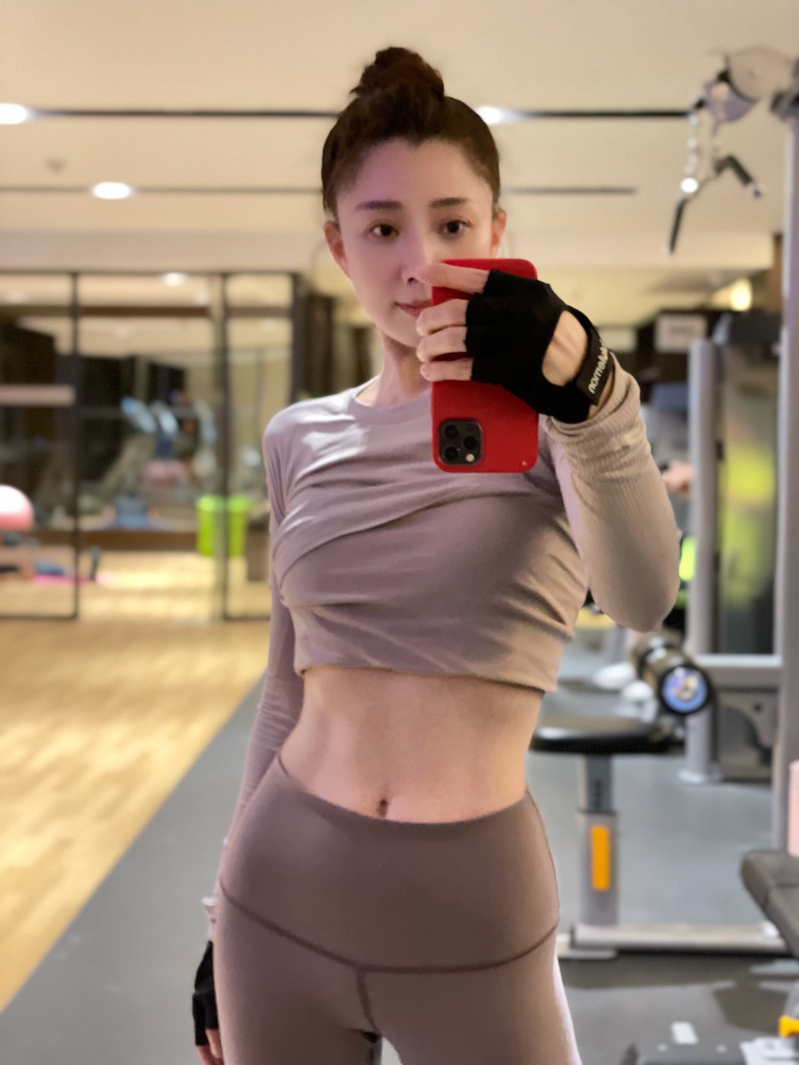 前夫入狱10年，与李金羽无疾而终，“水蜜桃”殷桃如今怎样了？