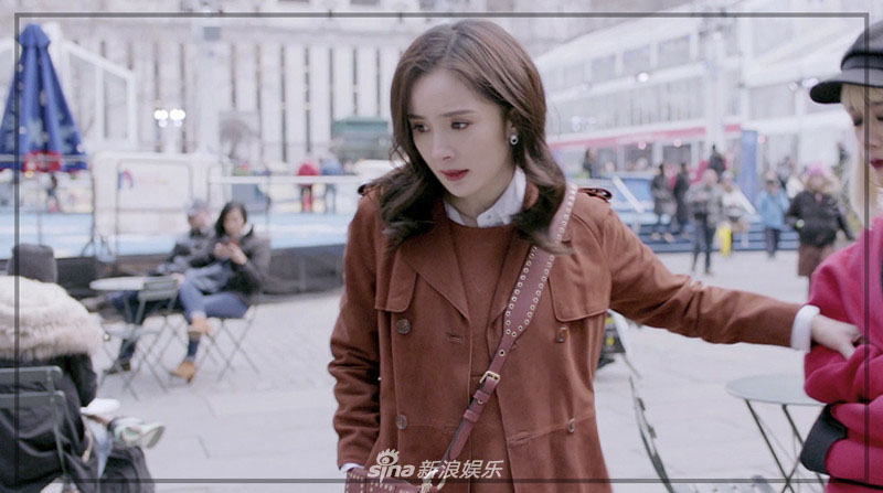 杨幂轻熟女风装扮 尽显时尚精致穿搭