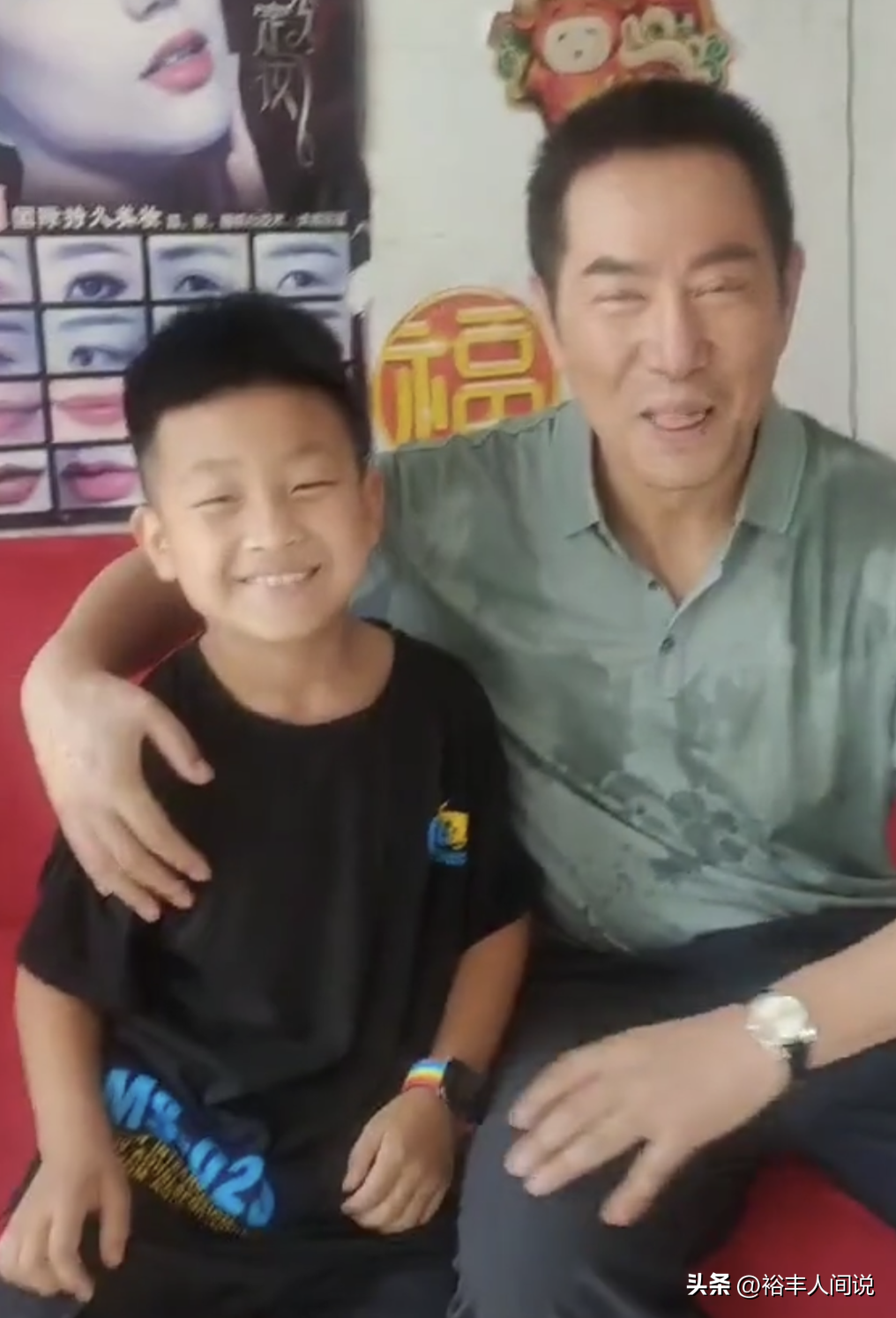 51岁姚刚现身小理发店！满脸堆笑T恤湿透，“赖”着不走蹭空调