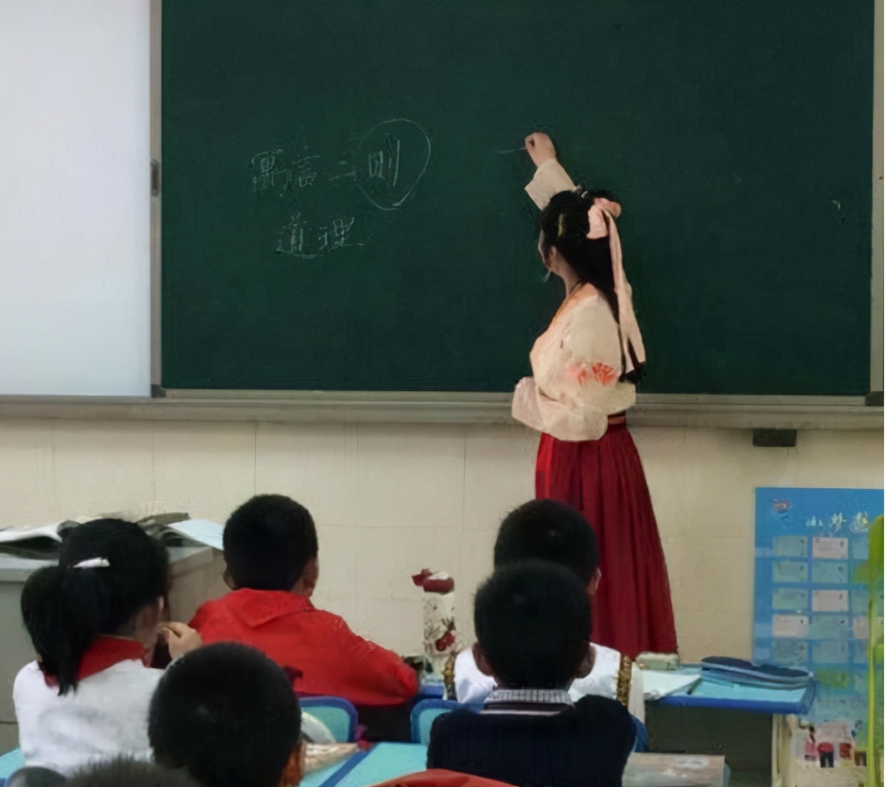 安徽某大学女教师走红，穿衣风格酷似“司藤”，却被怀疑另有目的