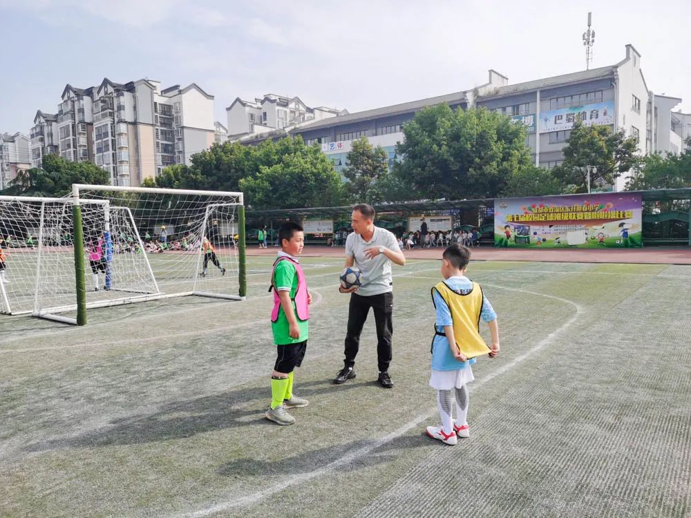 双流区迎春小学举行第七届校园足球班级联赛暨啦啦操比赛颁奖仪式