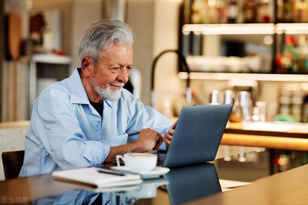 大四学生如何规划未来，选择考研还是直接参加工作，哪个更好？