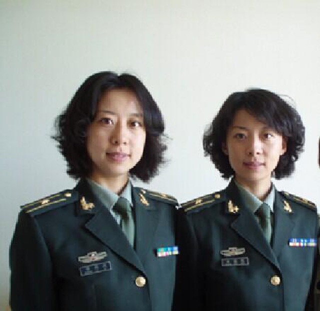 当年在阅兵仪式上“红遍中国”的双胞胎姐妹花，后来怎么样了？