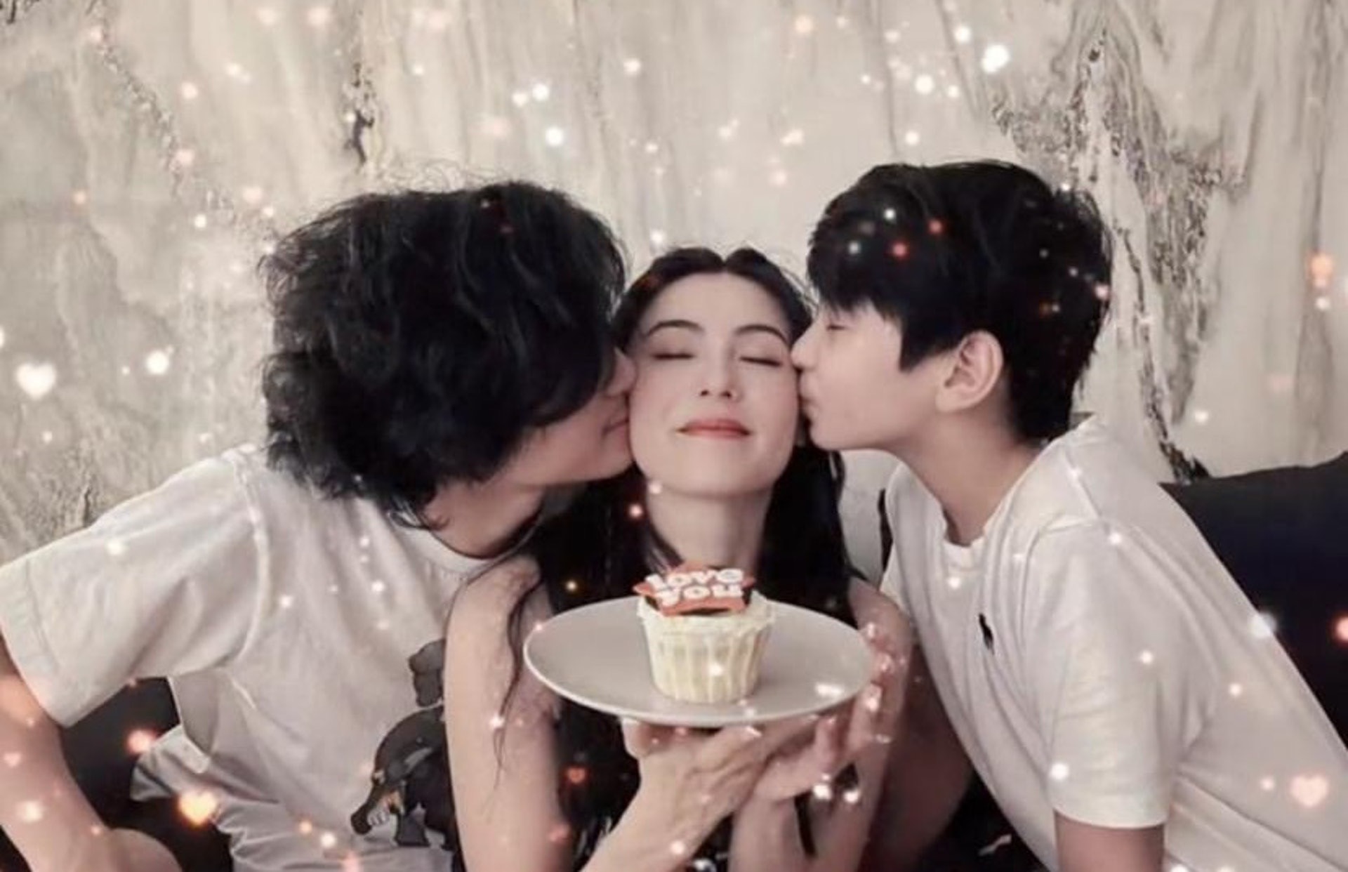 张柏芝带小儿子驱车采购，任由孩子车内翻爬，车窗紧闭防疫意识强