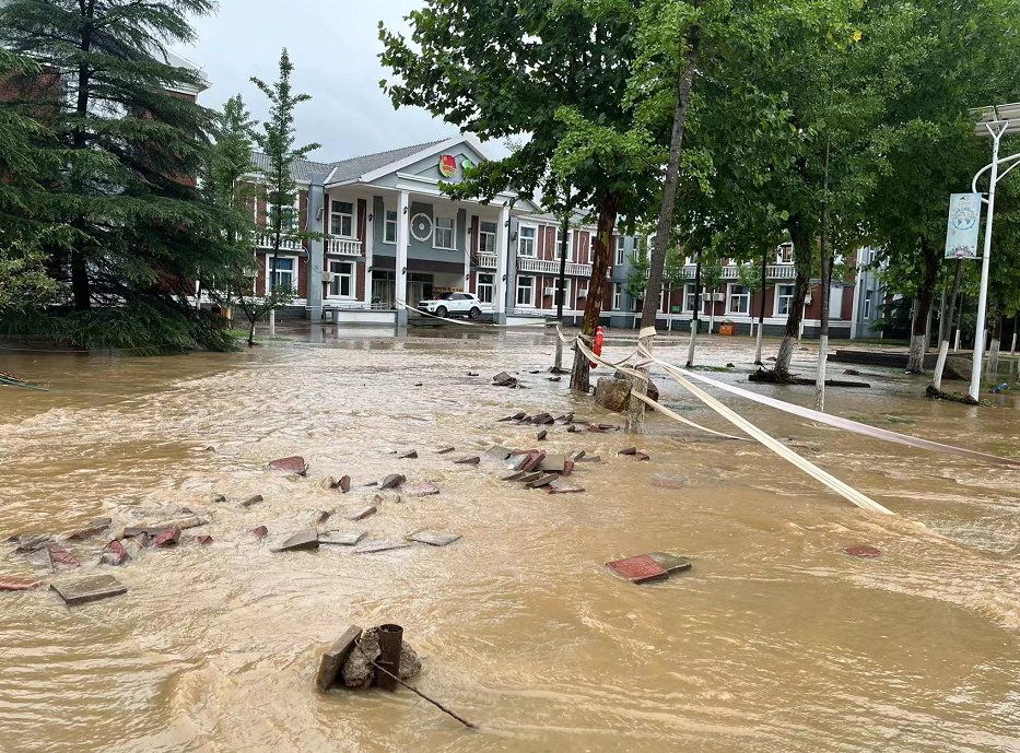 暴雨中墙塌山水进入，济南柳埠一千多名学生被困，当地组成人墙转移！救援人员：听到最多的话是叔叔辛苦了