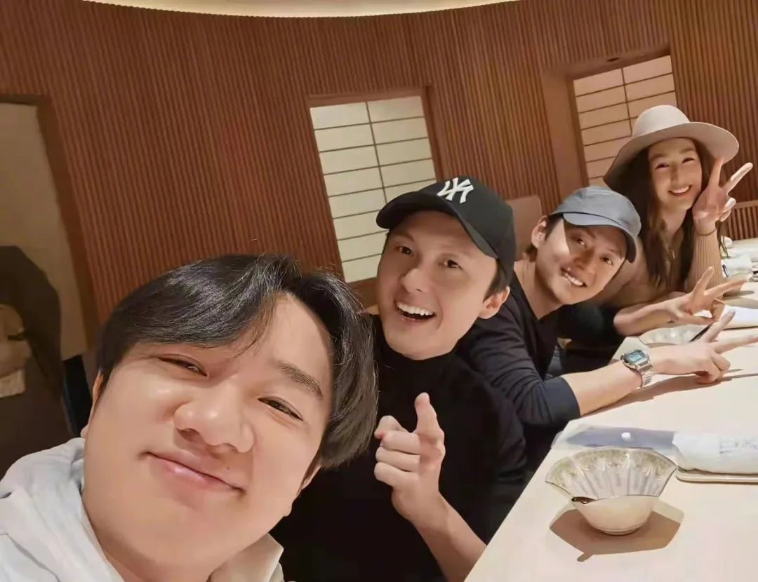 王祖蓝乘飞机变新冠密接者，集中隔离丢了工作，工作室发文报平安