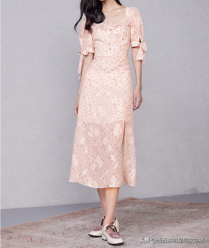 张佳宁身着风铃花刺绣连衣裙拍摄杂志，飘逸又浪漫