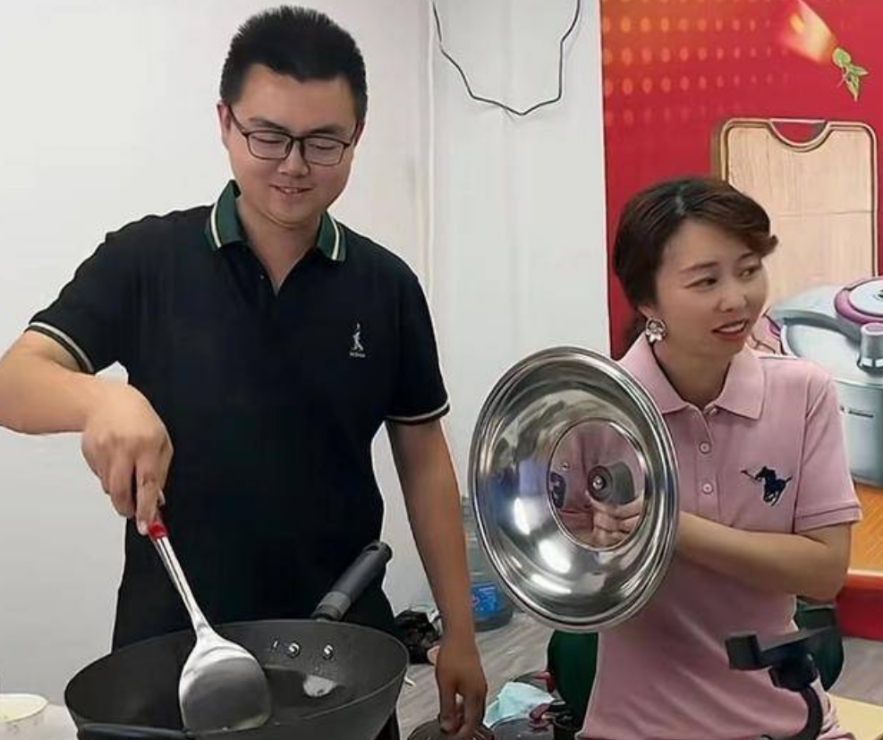 怀三胎？田静小腹隆起，姚威心疼现身直播间炒菜，她早有三胎想法