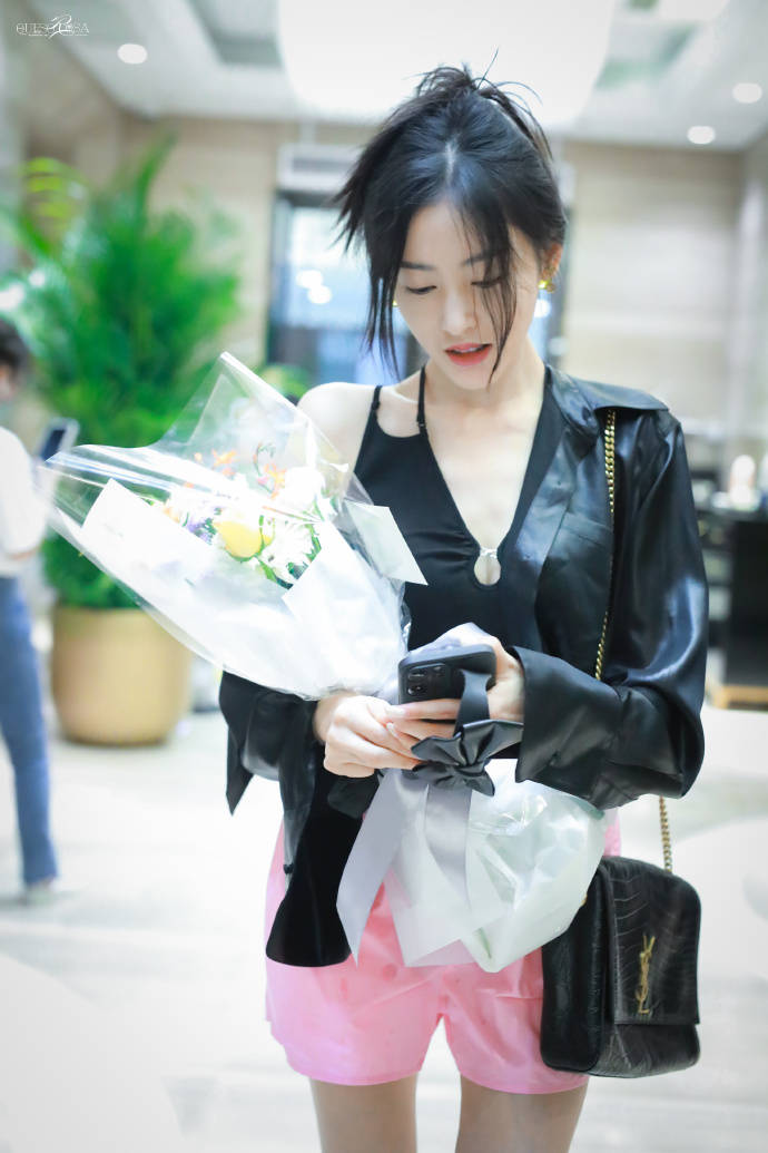 张天爱综艺上班路透曝光 穿皮衣配粉裤性感优雅