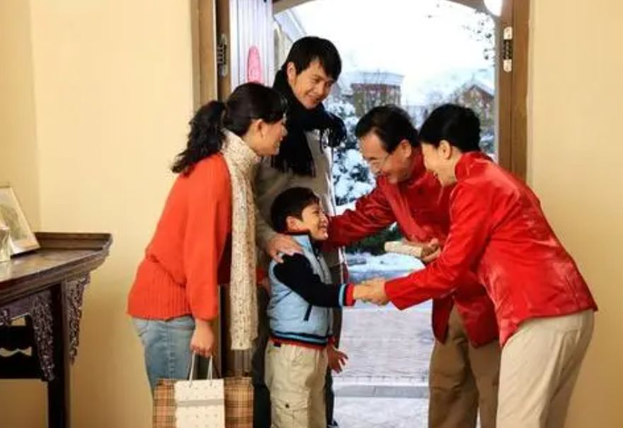 大年初二，一顿团圆饭让我明白：孩子的礼仪就是家庭的素养