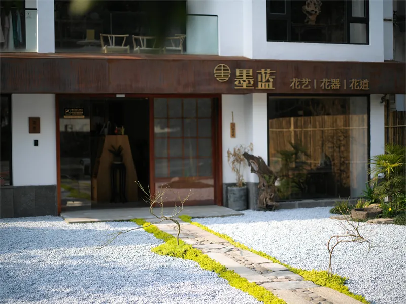 她插的每一盆花都源于瞬间灵感,不完美却打动人心