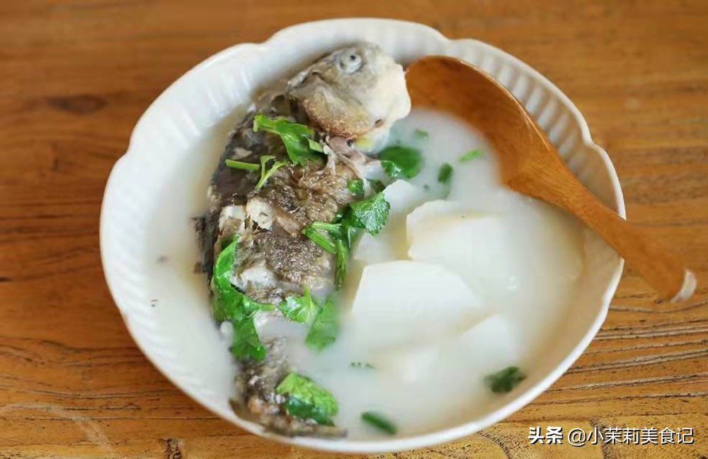 女人25岁以后，别只会敷面膜，多吃“9种”食物，风采动人气色好